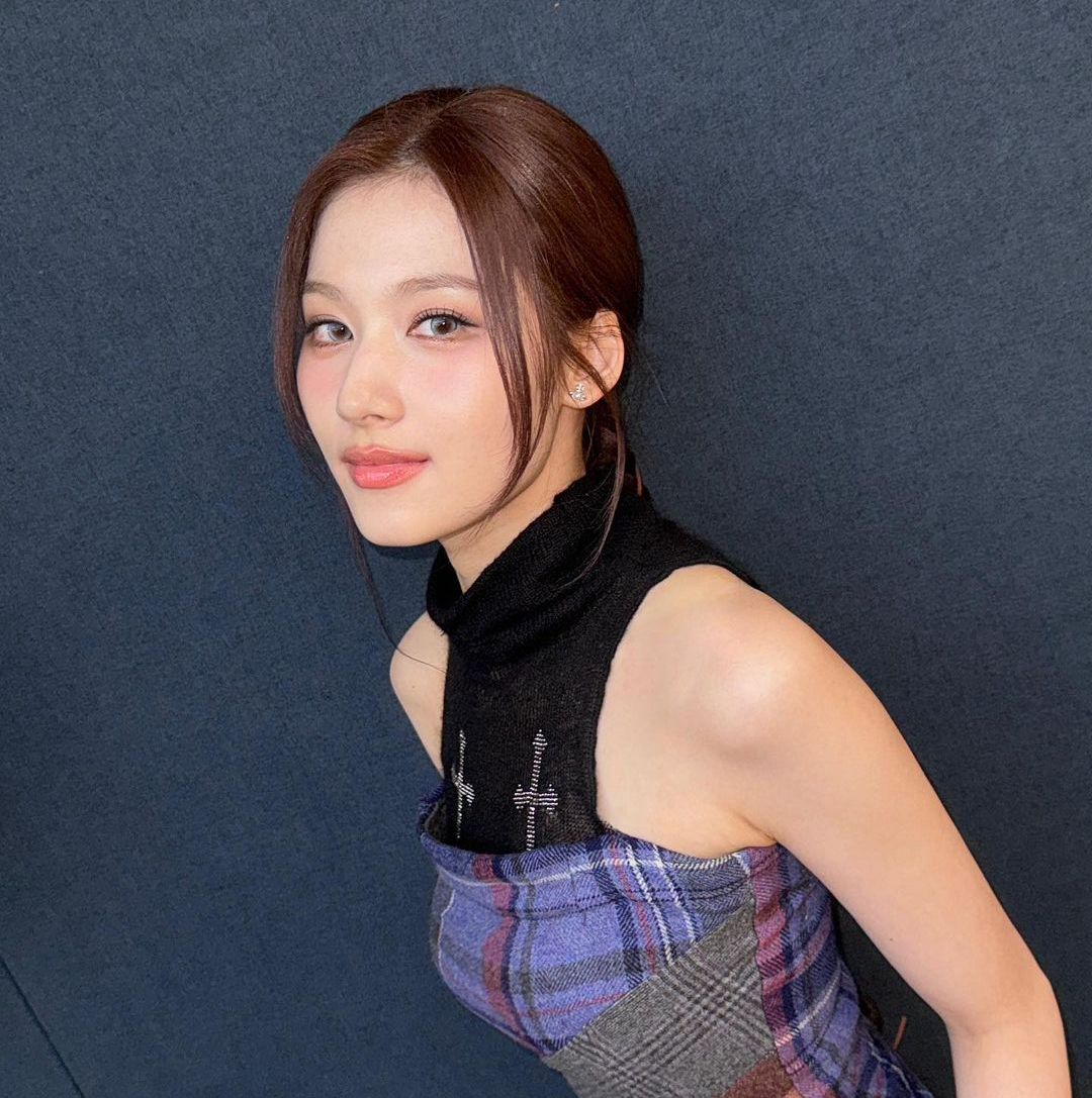 Behind-the-scenes cut of Sana (TWICE)