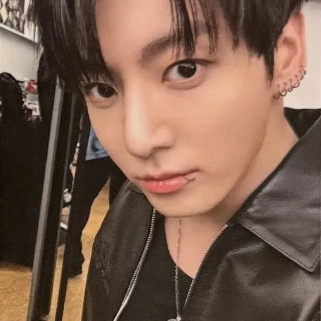Foto aktivitas terbaru Jungkook (BTS)