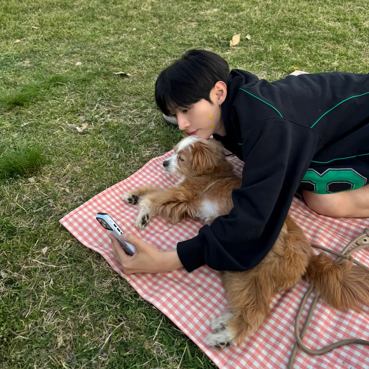 A moment captured by Yoon Jisung's fan