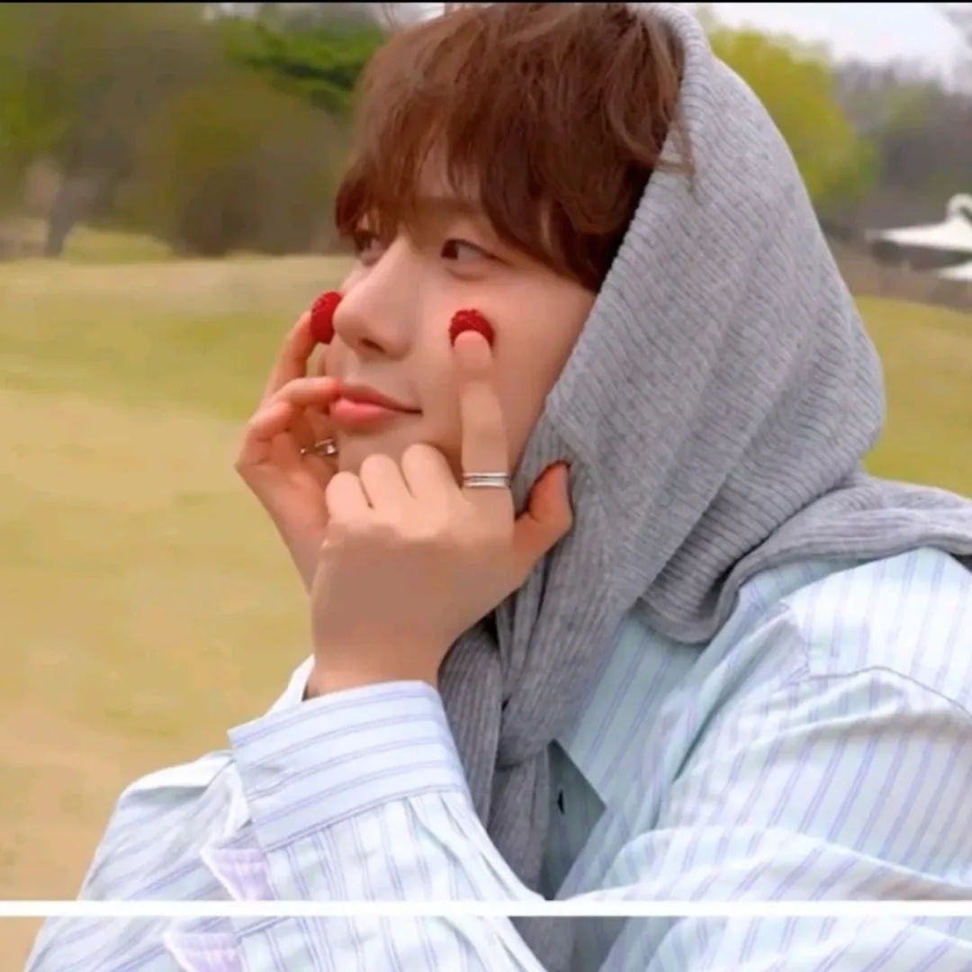 Recent activity shot of Hui (PENTAGON)