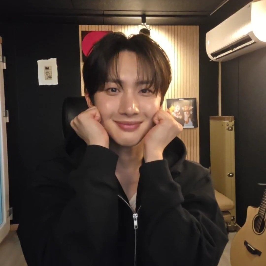 Recent activity shot of Hui (PENTAGON)