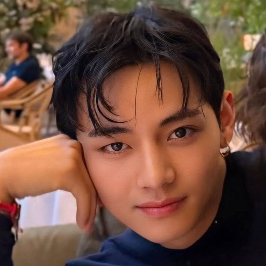 Behind-the-scenes cut of V (BTS)