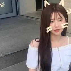 Signature photo of Song Hayoung (fromis_9) capturing their charm