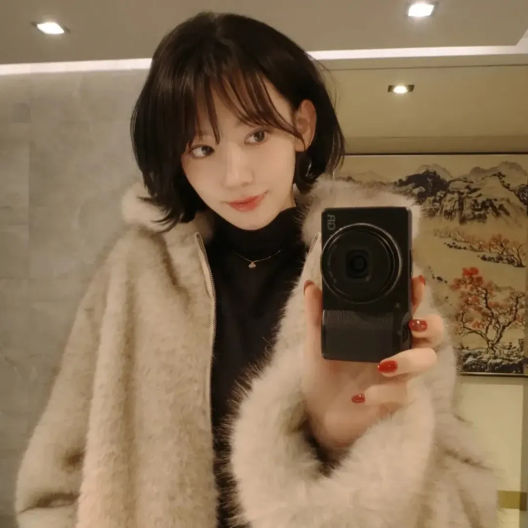 Latest photo of Sakura (LE SSERAFIM)