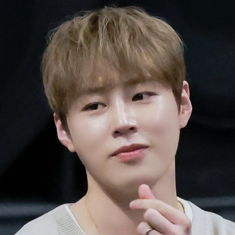 Behind-the-scenes cut of Ha Sungwoon
