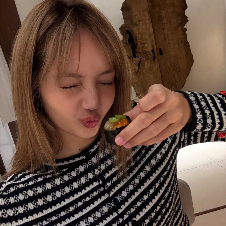 Behind-the-scenes cut of Lisa (BLACKPINK)