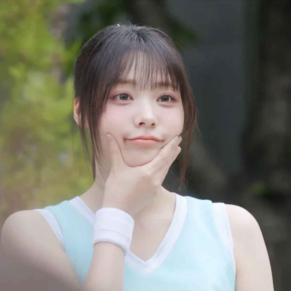 Behind-the-scenes cut of Siyeon (QWER)