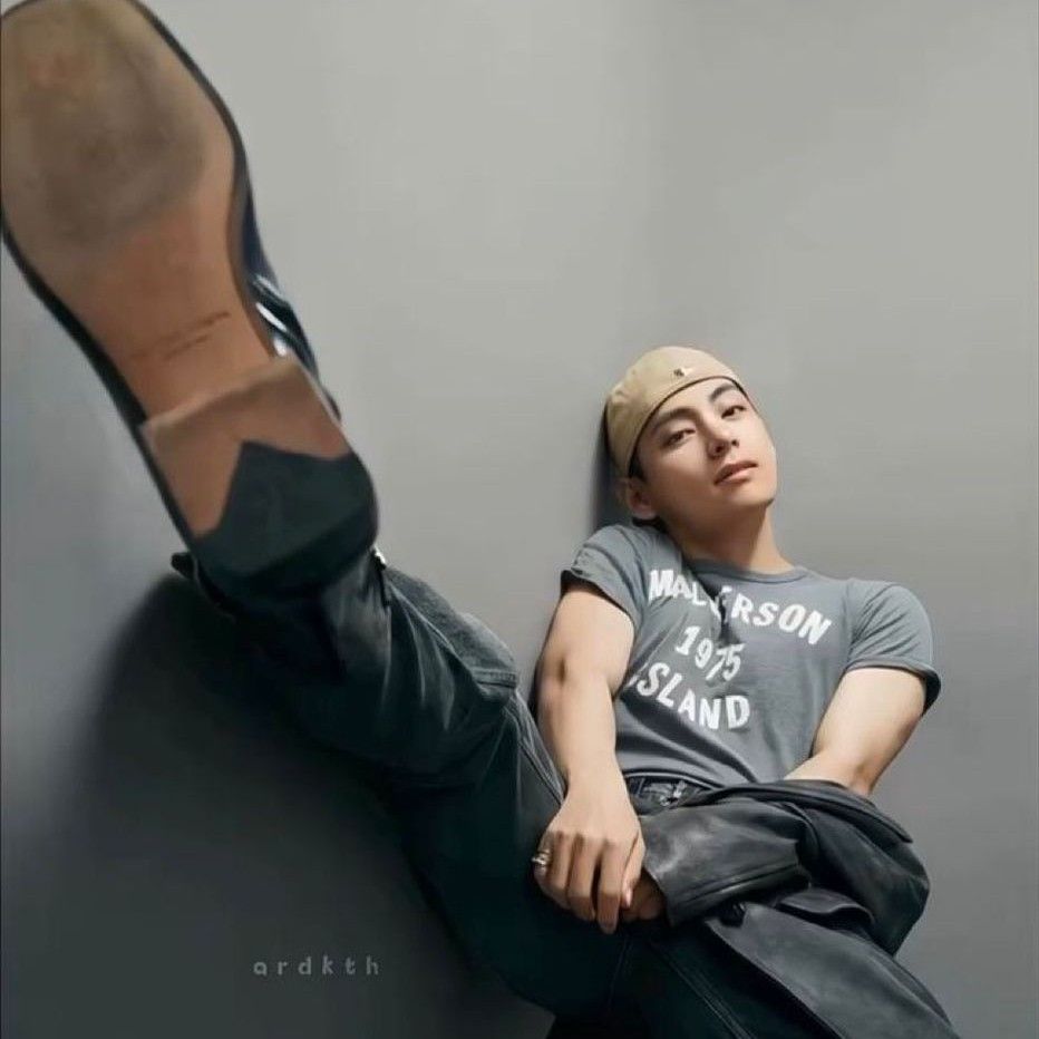 Behind-the-scenes cut of V (BTS)