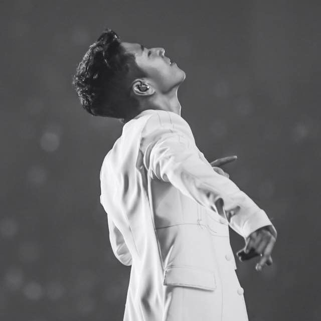 A moment captured by SECHSKIES's fan