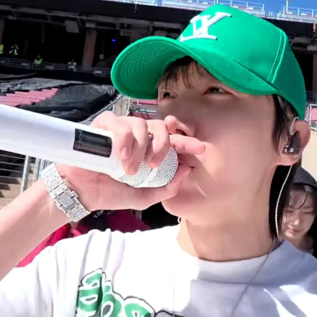 Foto terbaru j-hope (BTS)