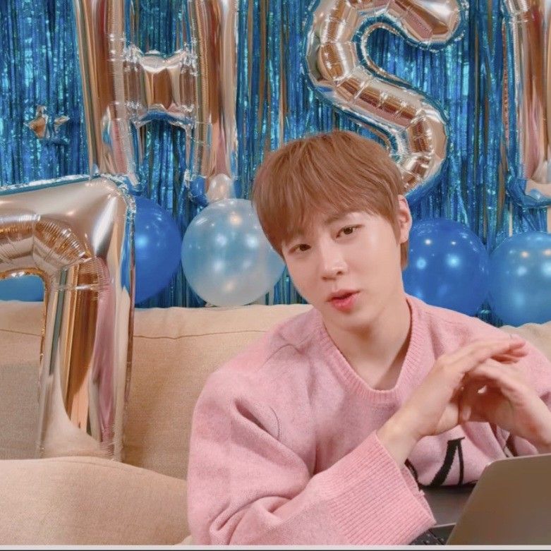 A moment captured by Ha Sungwoon's fan