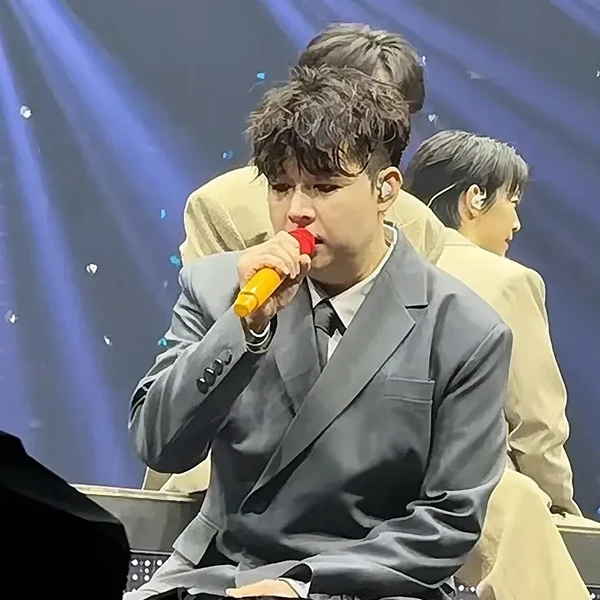 Signature photo of Shindong (Super Junior) capturing their charm