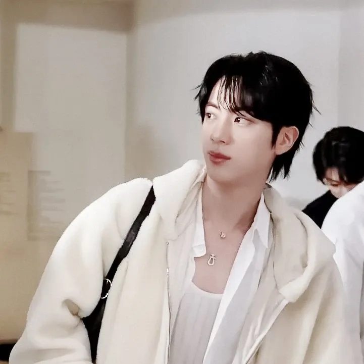 Momen yang diabadikan oleh penggemar Jin (BTS)