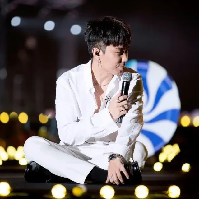 Foto aktivitas terbaru Eun Jiwon (SECHSKIES)
