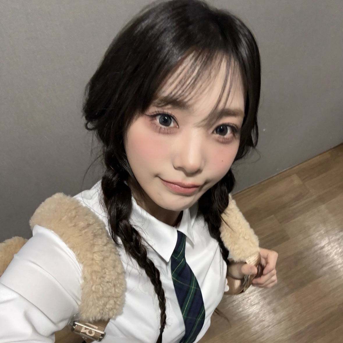 Behind-the-scenes cut of Siyeon (QWER)