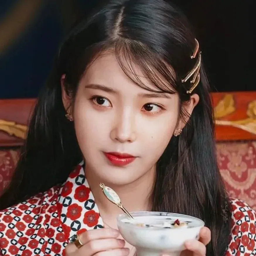 Foto aktivitas terbaru IU