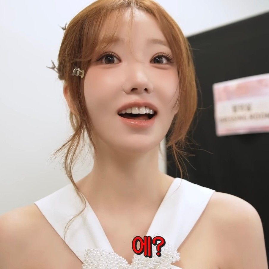 Behind-the-scenes cut of QWER