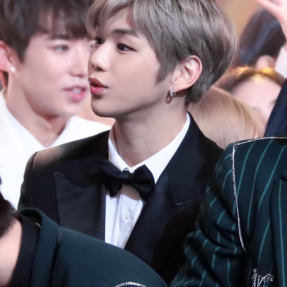 강다니엘의 비하인드 컷