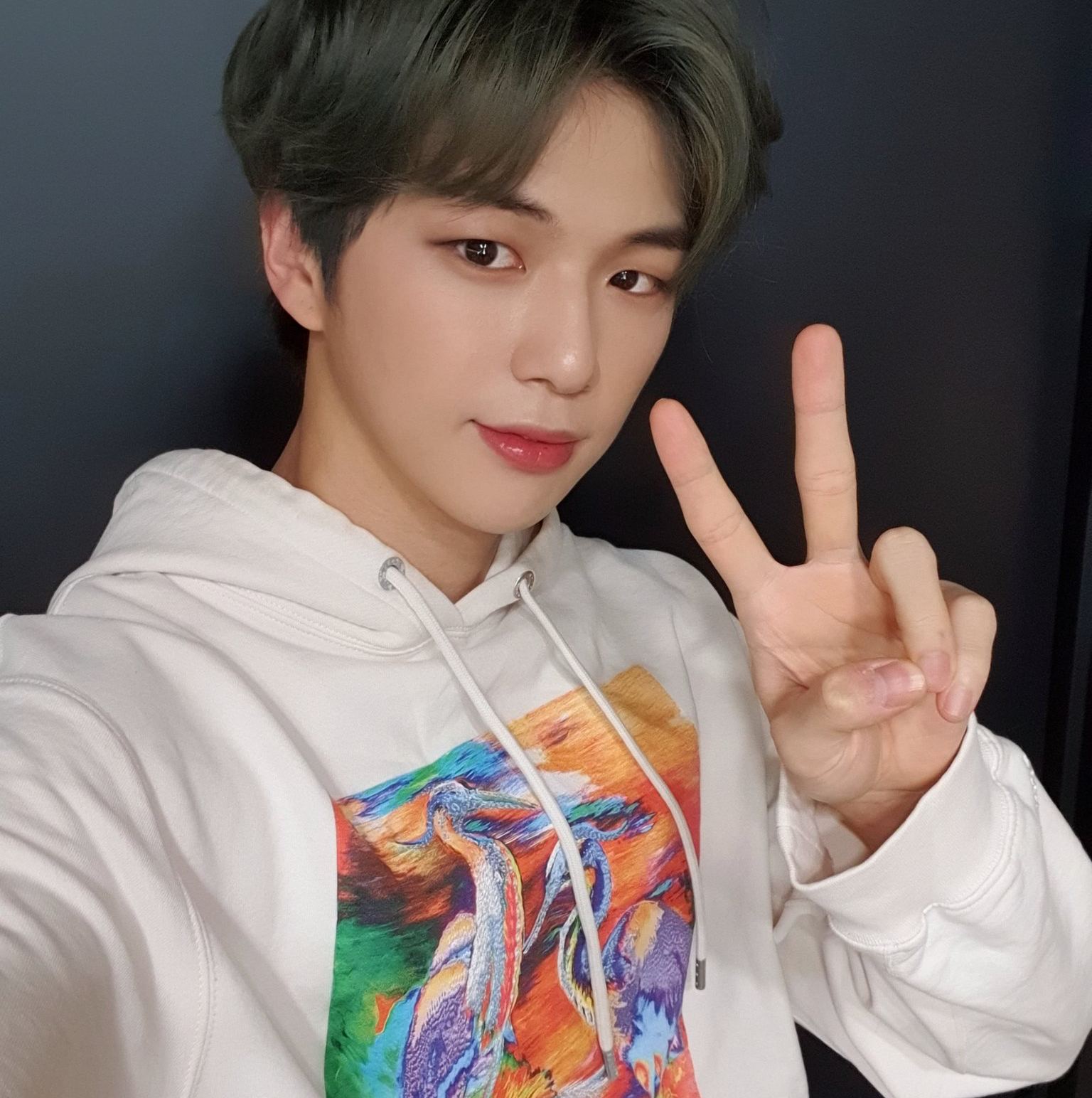 강다니엘의 비하인드 컷