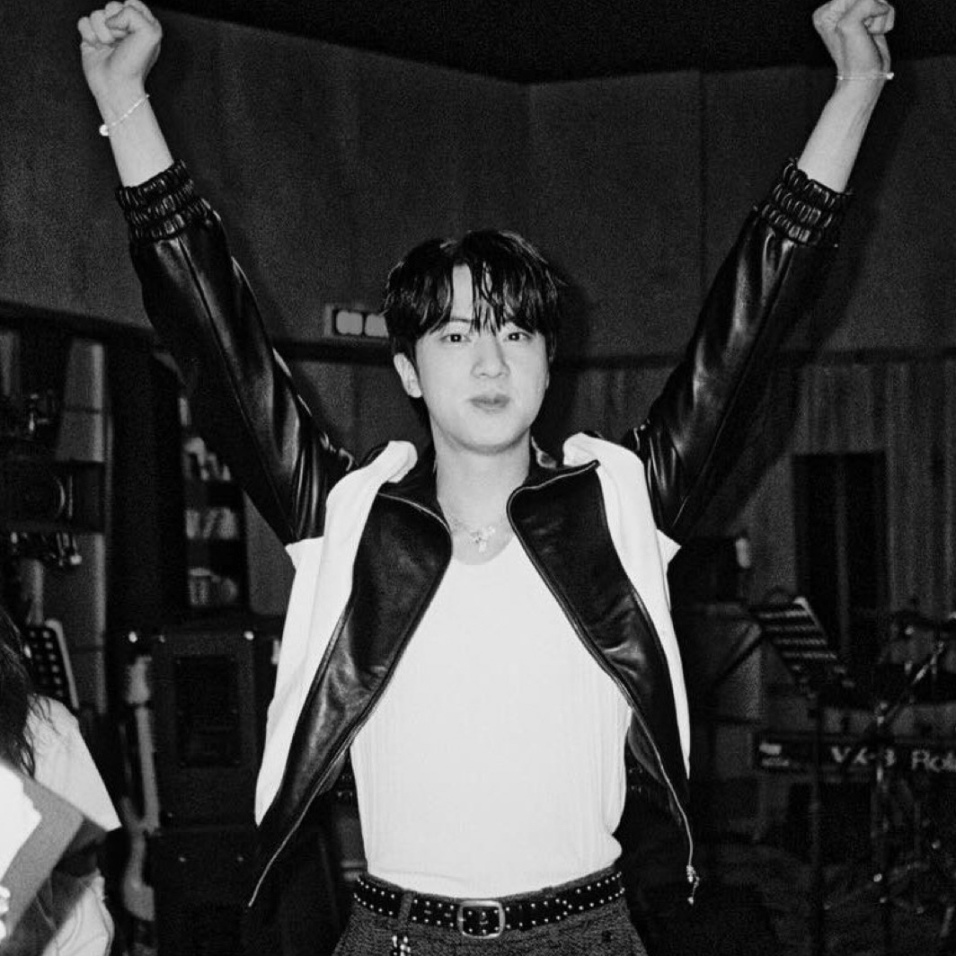 Foto aktivitas terbaru Jin (BTS)