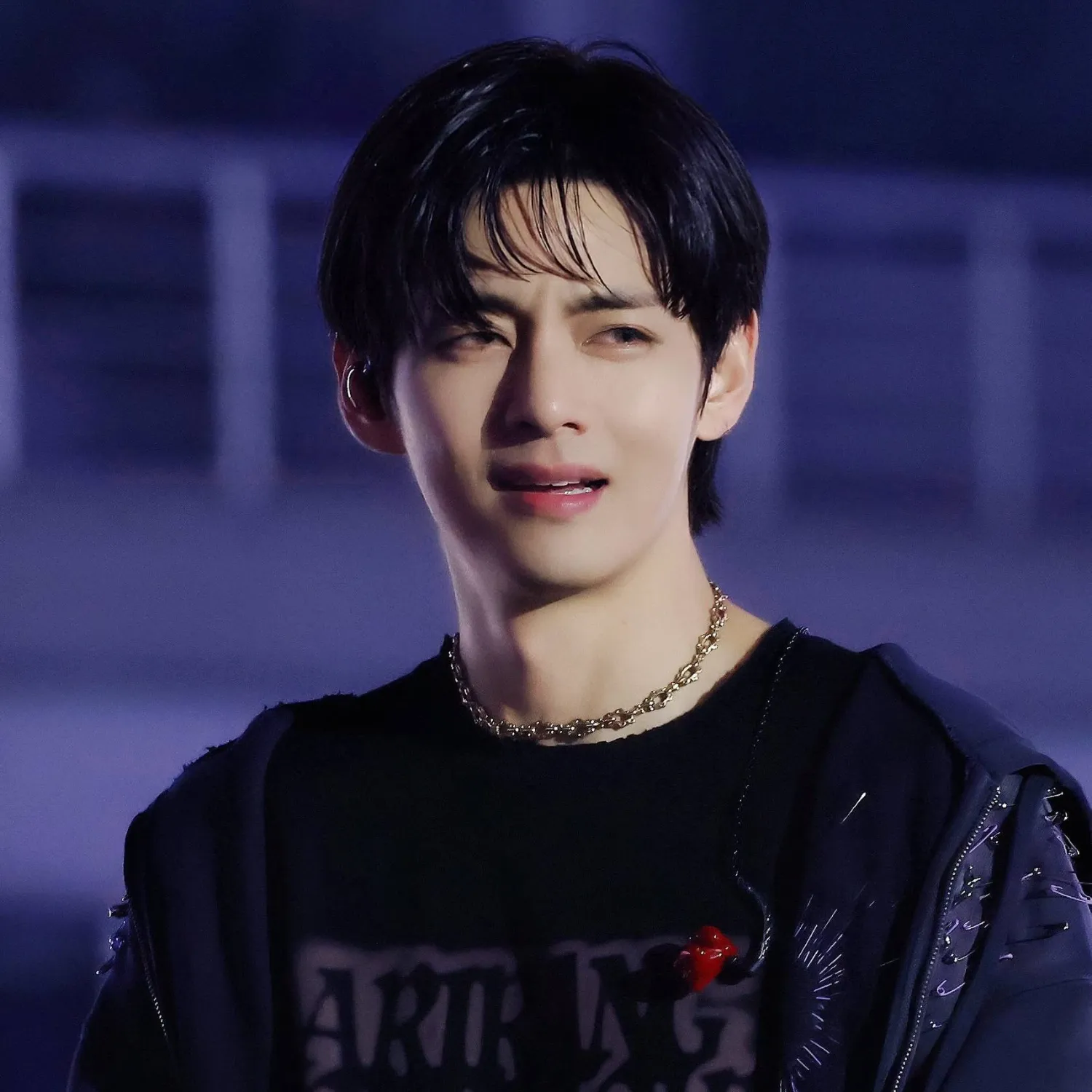 Behind-the-scenes cut of V (BTS)