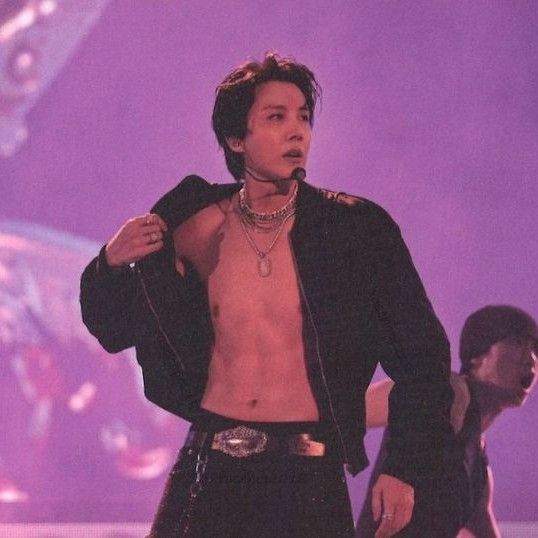 Foto terbaru j-hope (BTS)