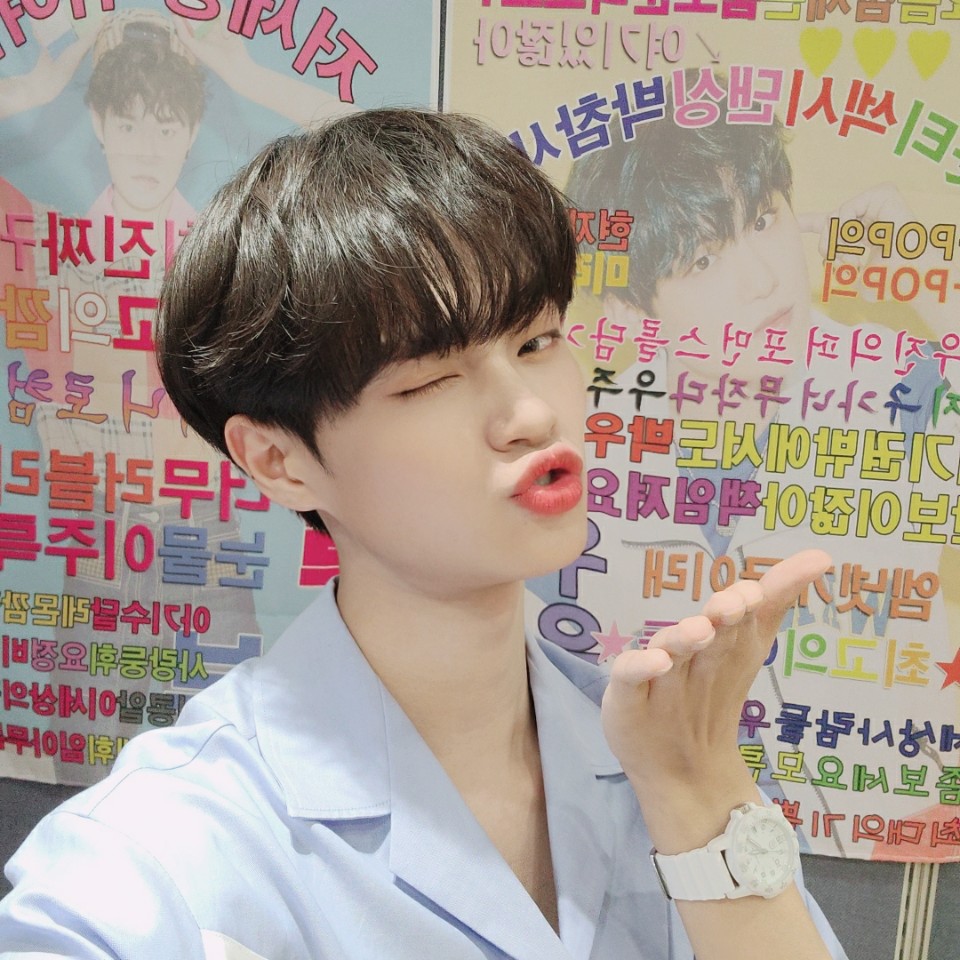 A moment captured by Lee Daehwi (AB6IX)'s fan