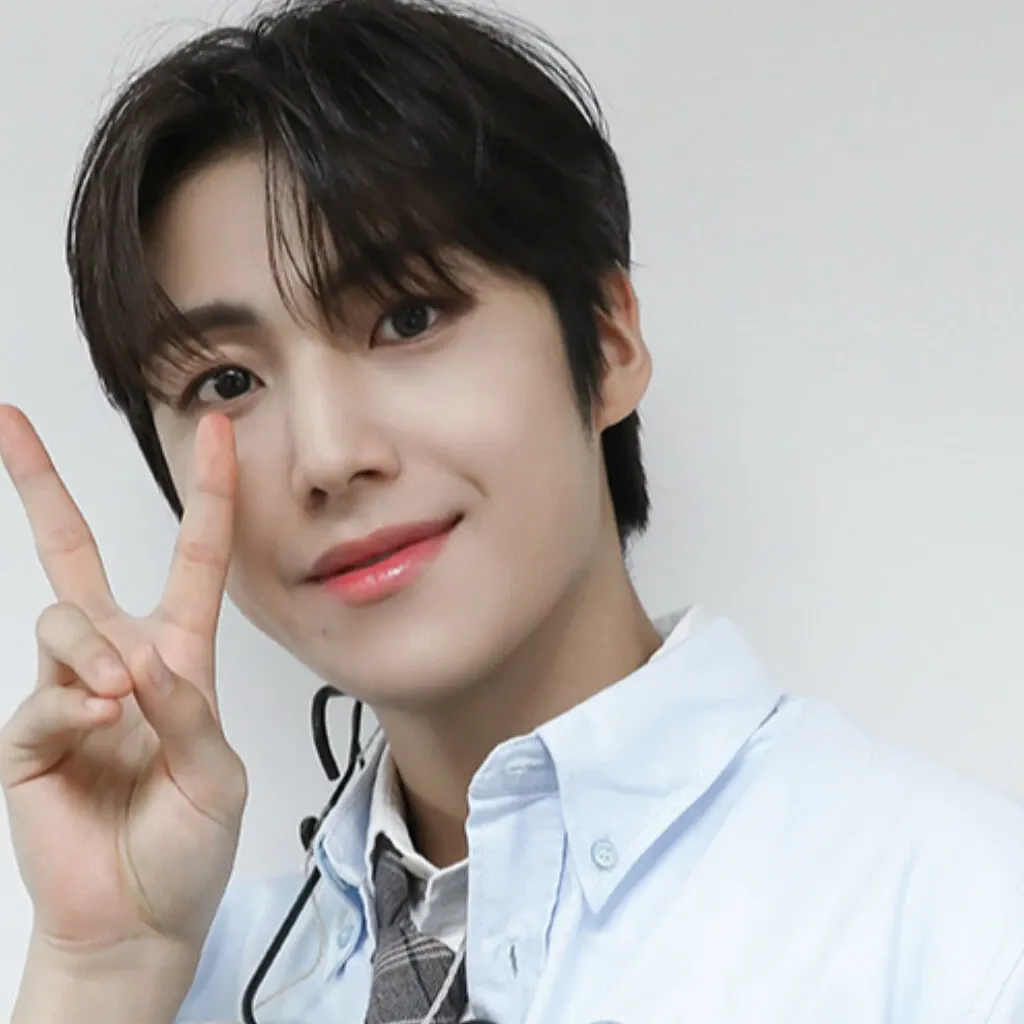 Latest photo of Lee Eunsang (YOUNITE)
