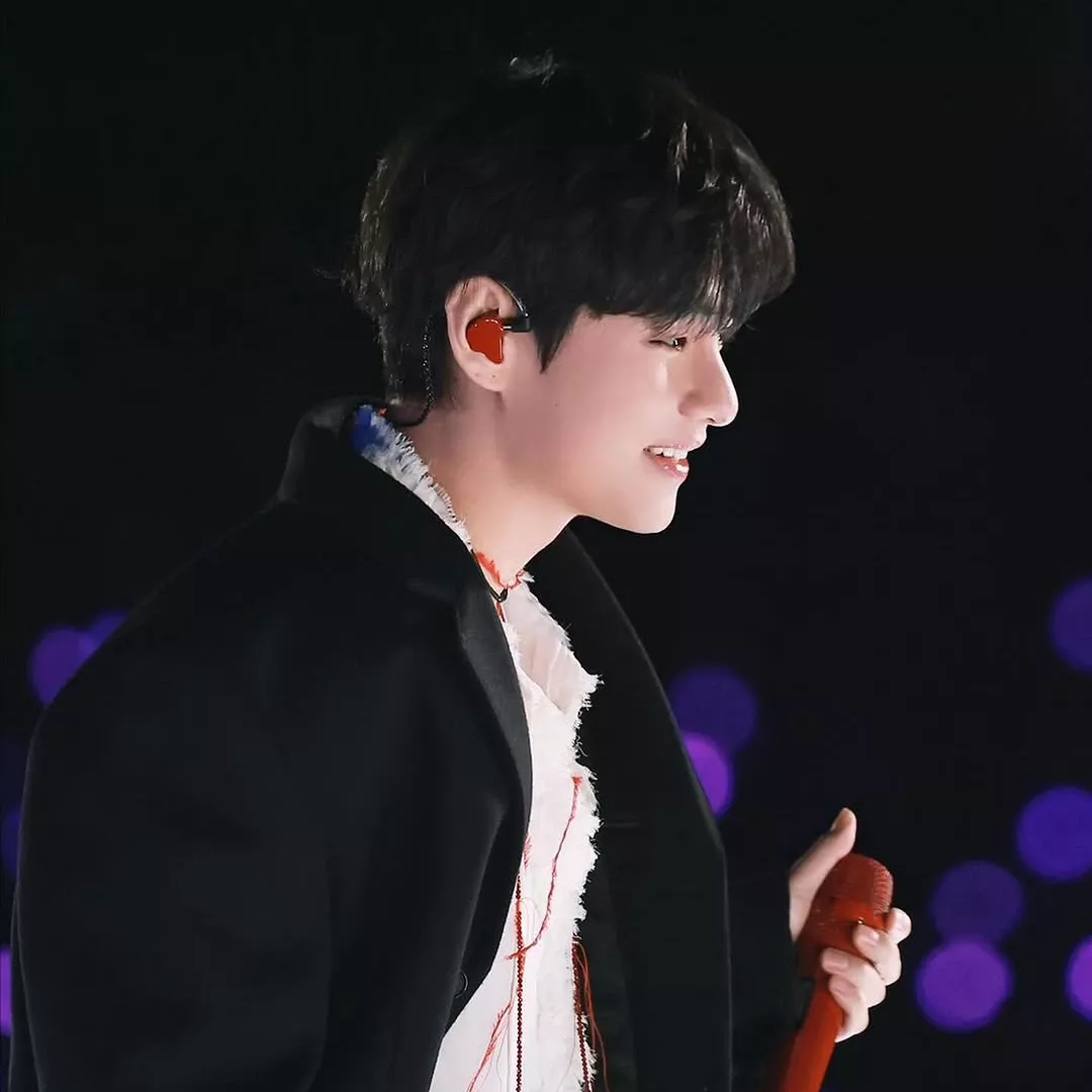 Behind-the-scenes cut of V (BTS)