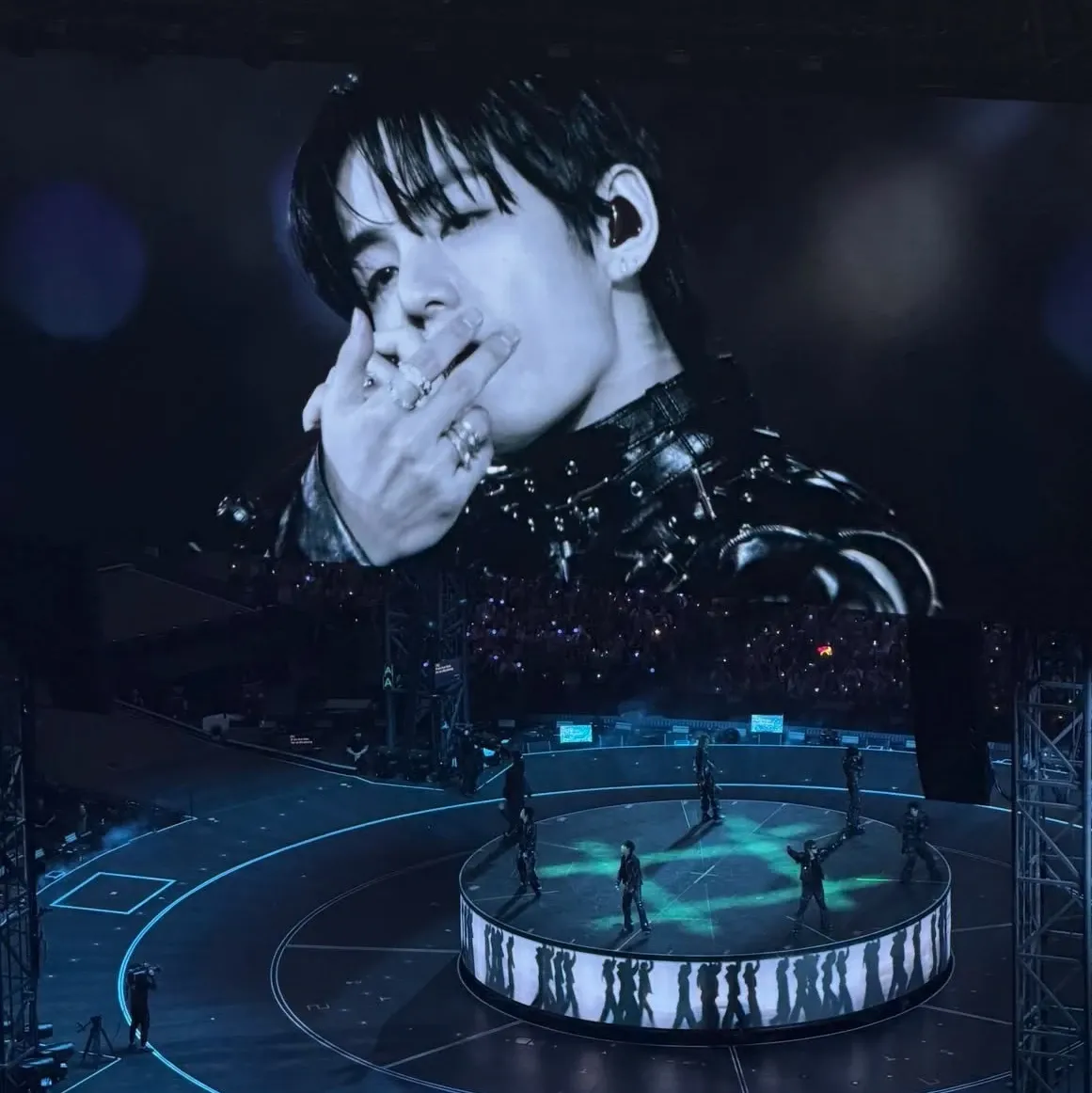 뷔 (방탄소년단)의 최신 사진