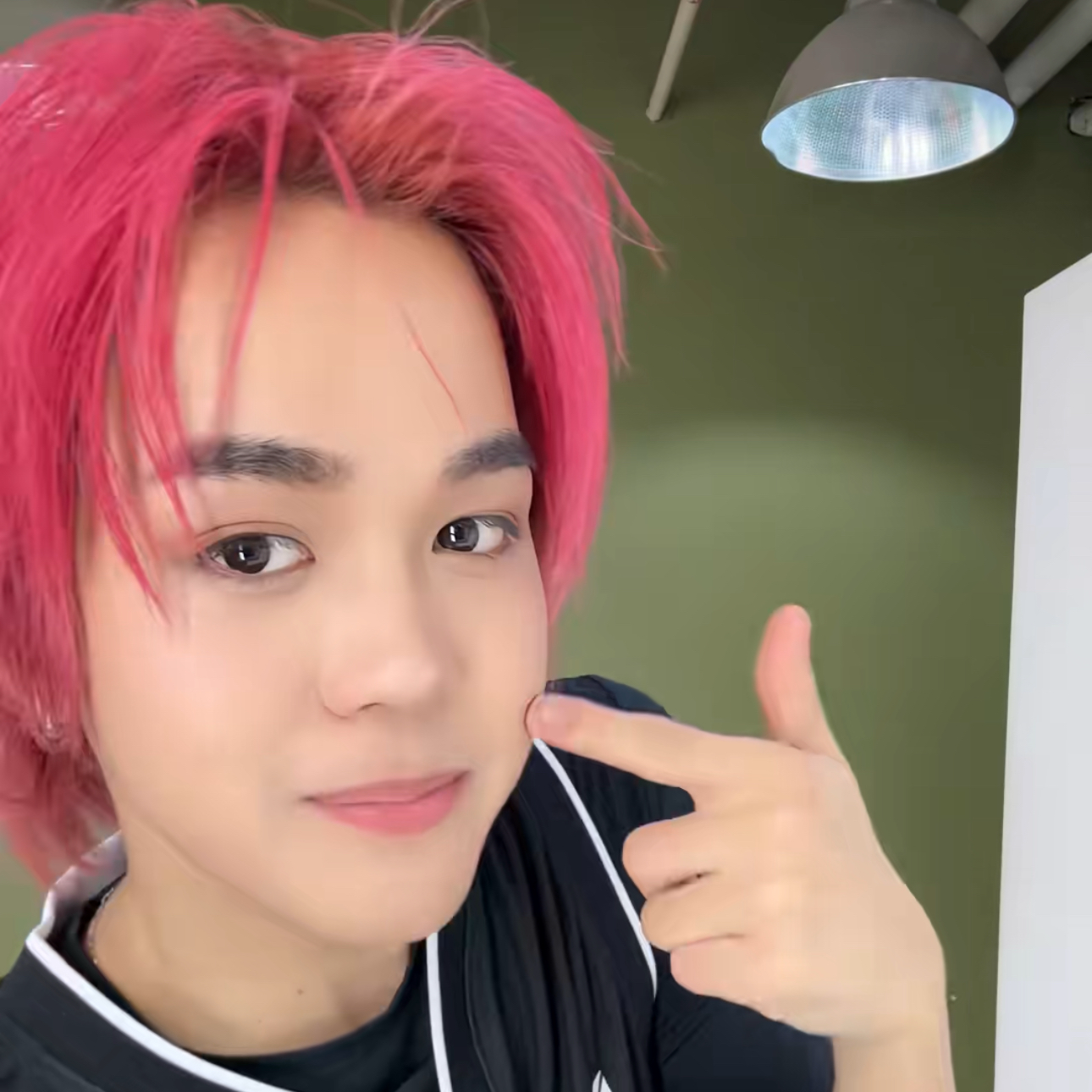 Behind-the-scenes cut of THI-O (NexT1DE)