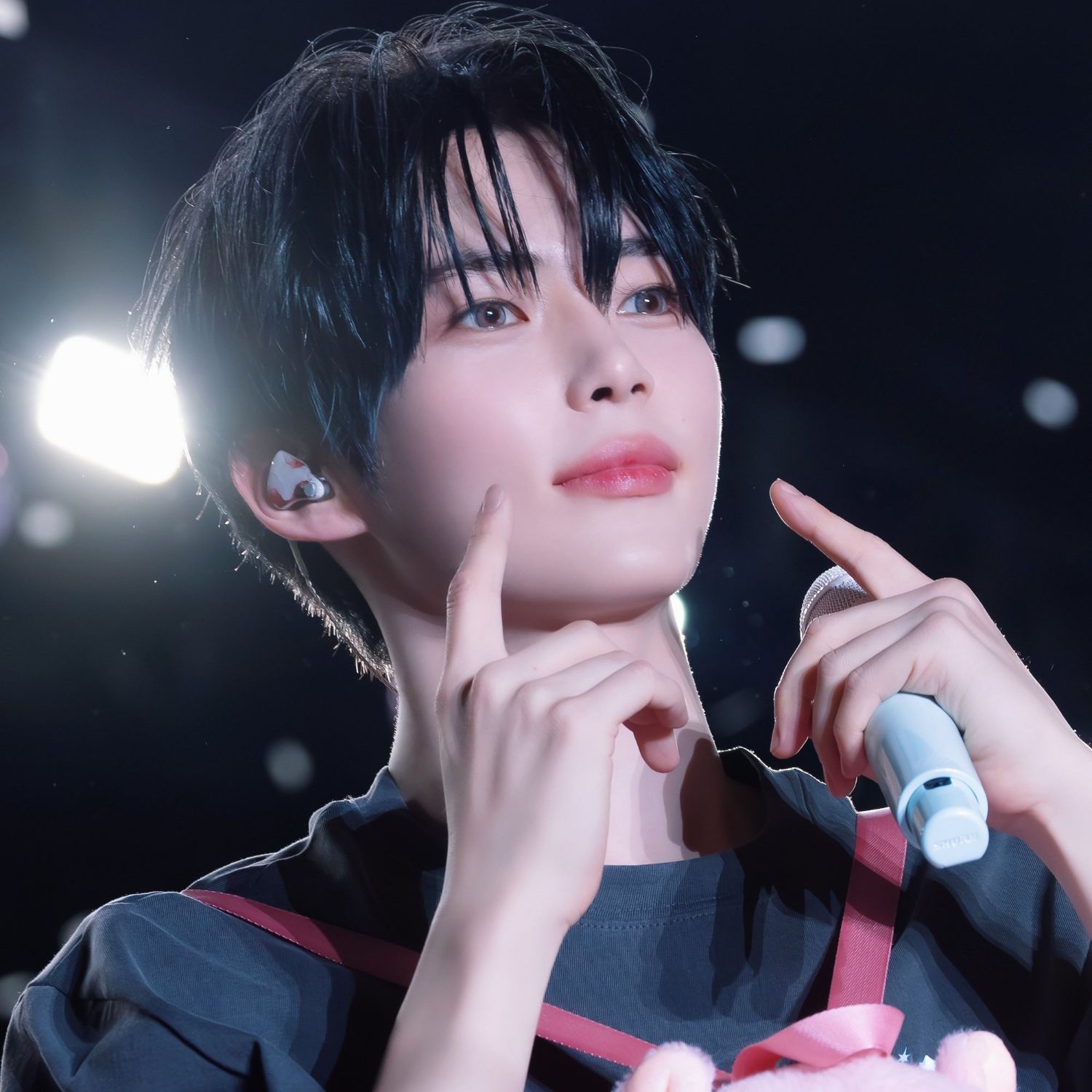 Foto aktivitas terbaru Sung Hanbin (ZEROBASEONE)