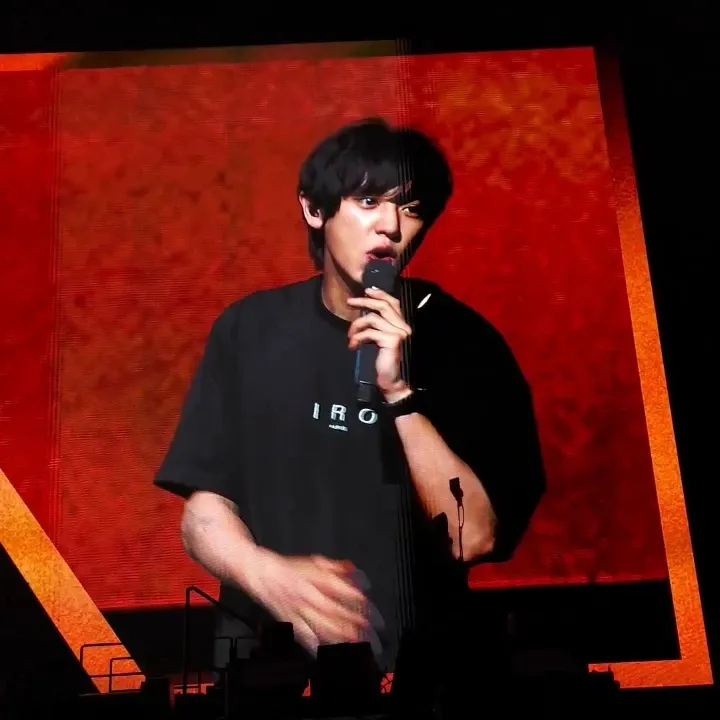 A moment captured by Chanyeol (EXO)'s fan