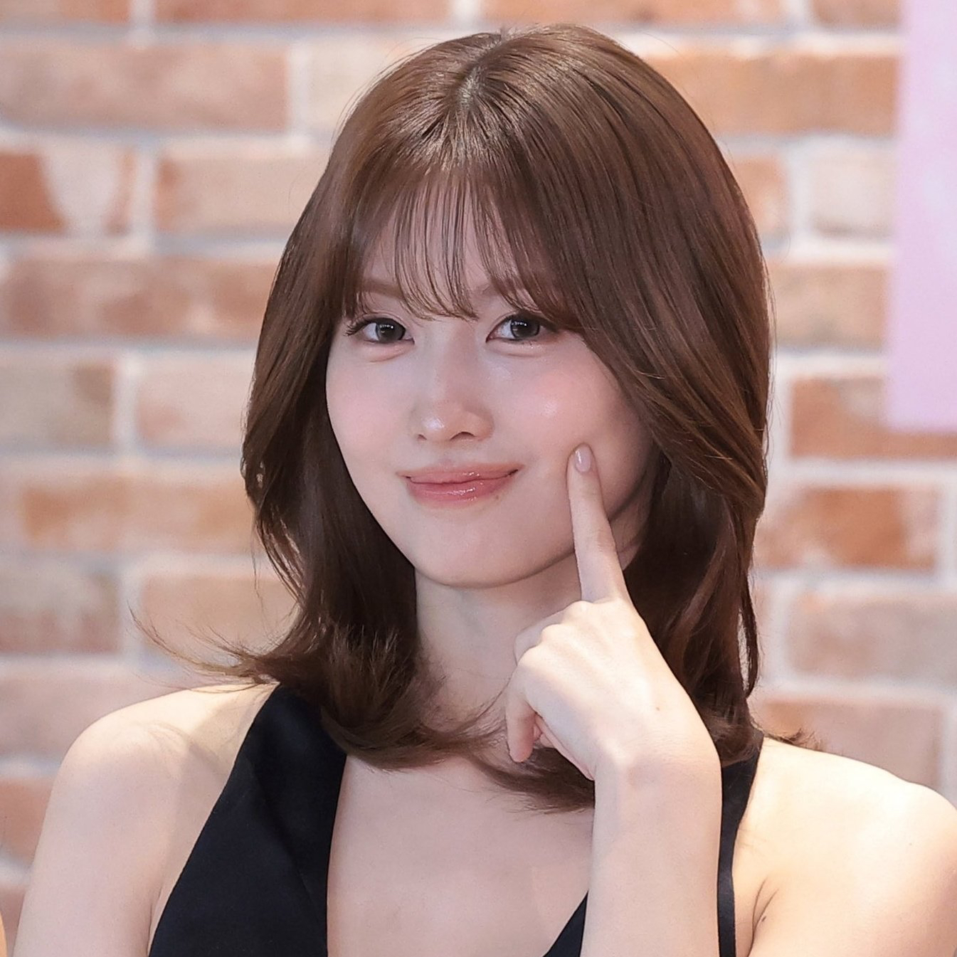 Behind-the-scenes cut of Momo (TWICE)