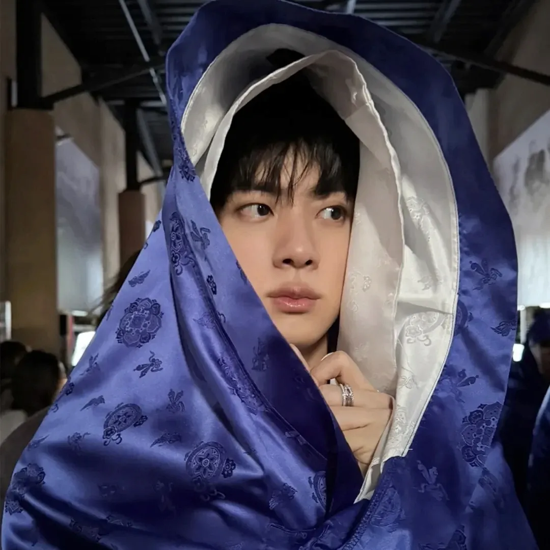 Foto aktivitas terbaru Jin (BTS)