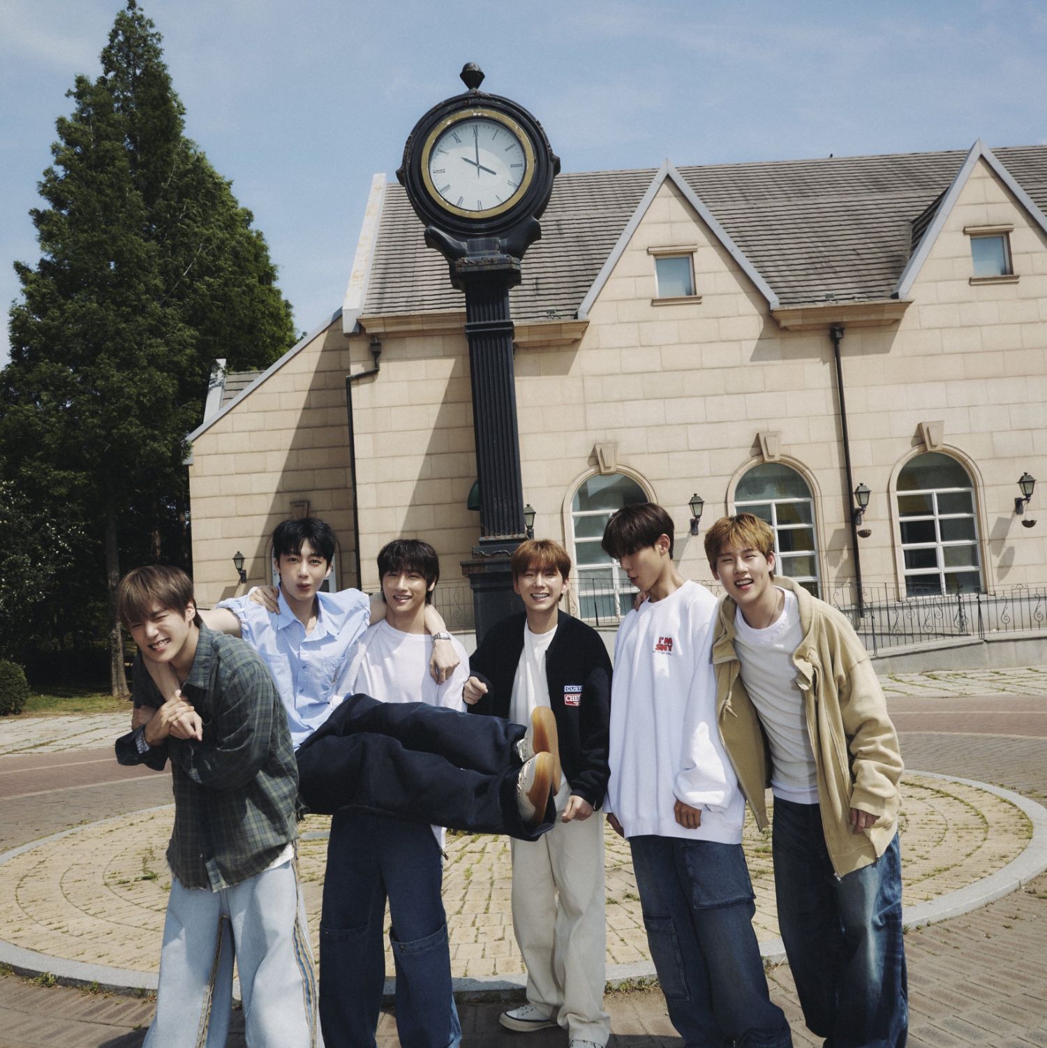 Behind-the-scenes cut of MONSTA X