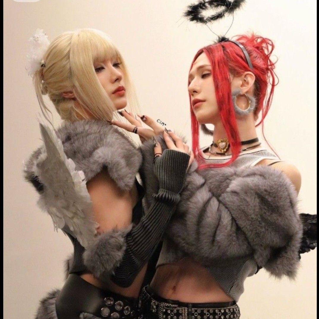 A moment captured by XLOV's fan