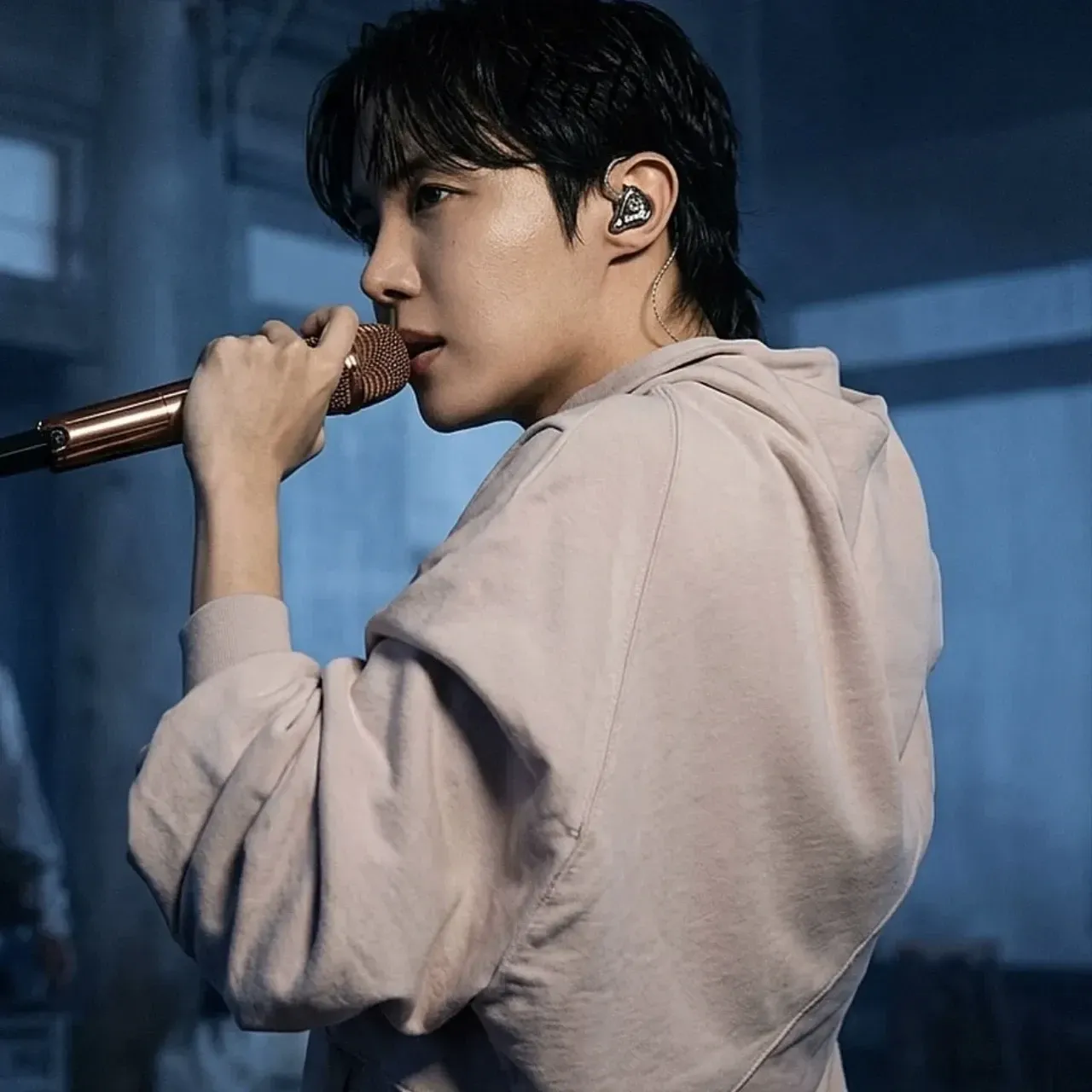 Foto aktivitas terbaru j-hope (BTS)