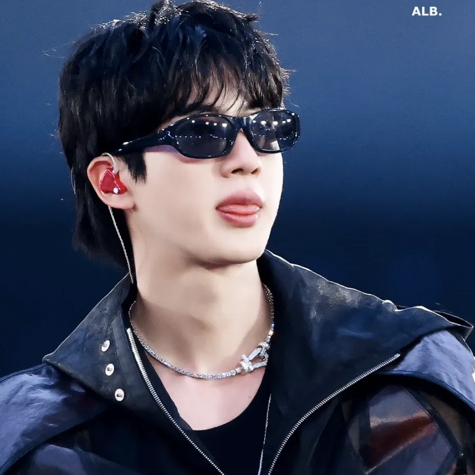 Foto aktivitas terbaru Jin (BTS)