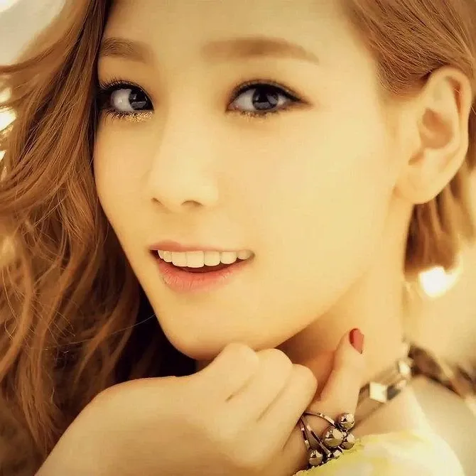Foto aktivitas terbaru Taeyeon (Girls' Generation)