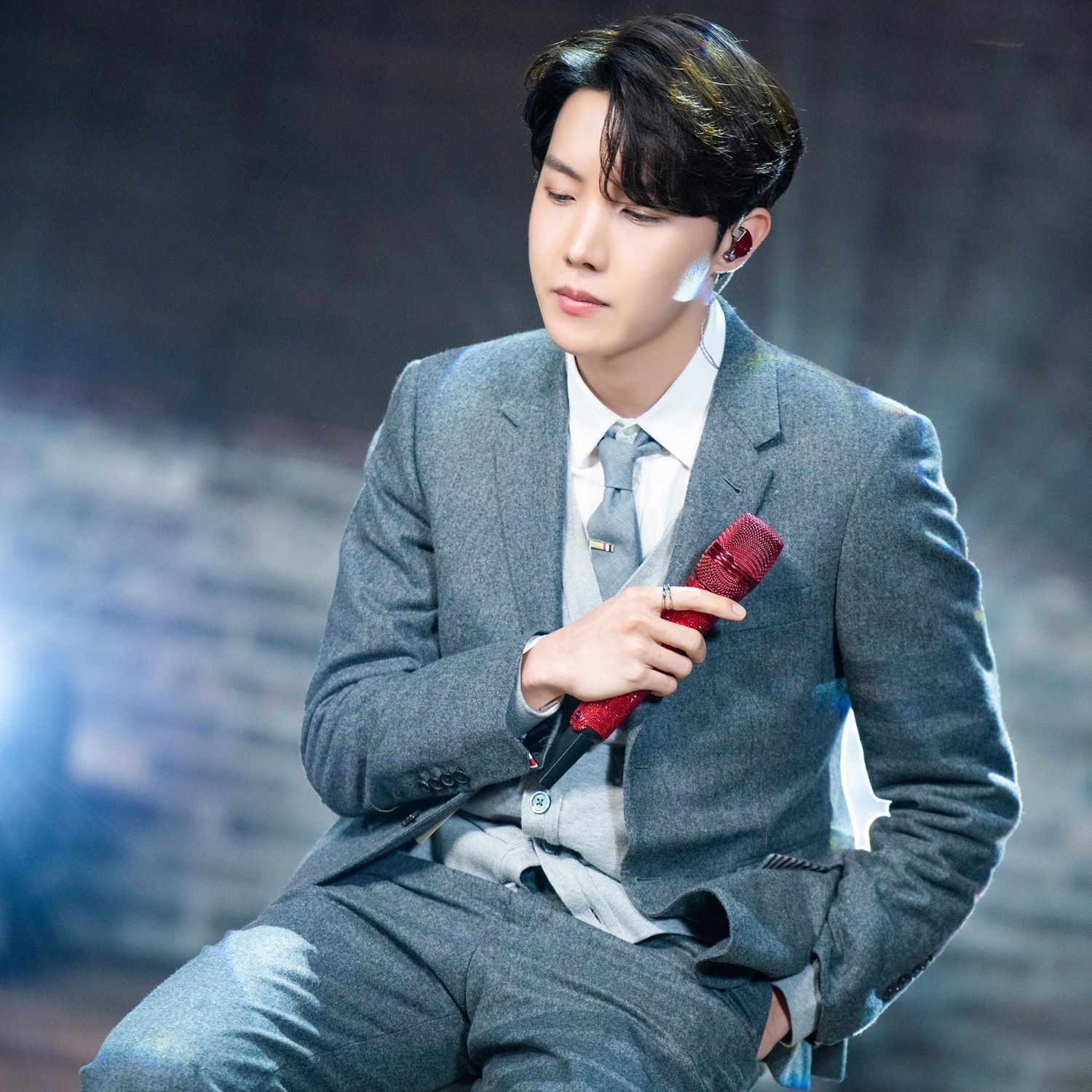 Foto terbaru j-hope (BTS)