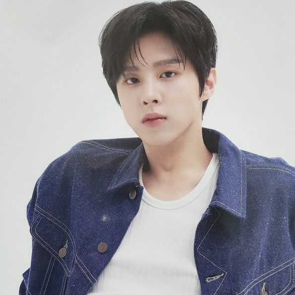 Behind-the-scenes cut of Kim Wooseok