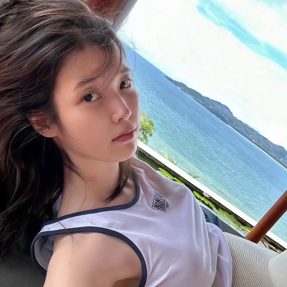 아이유 최근 활동샷