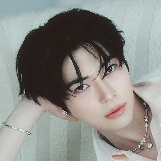 Behind-the-scenes cut of Sung Hanbin (ZEROBASEONE)