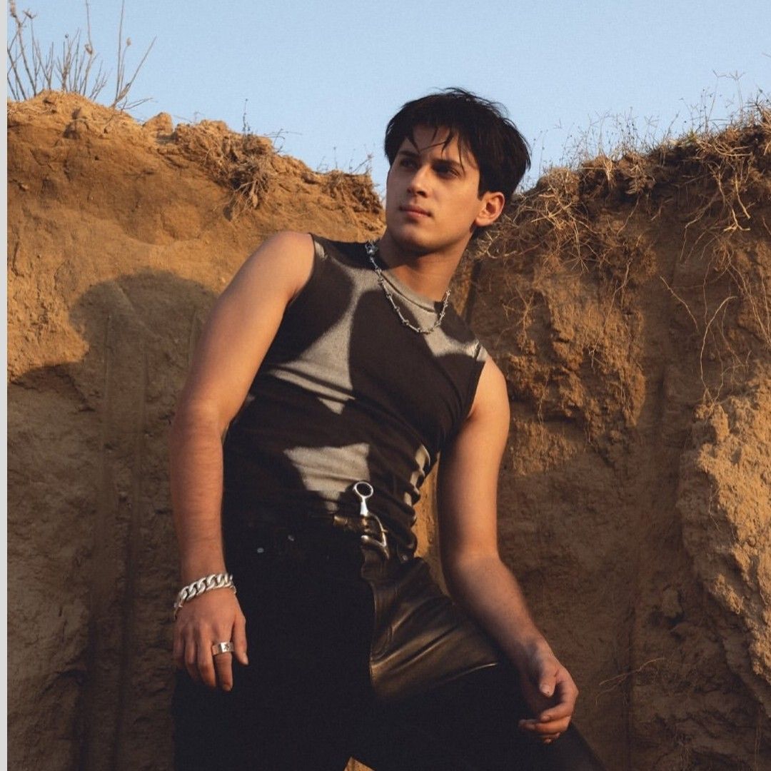 Behind-the-scenes cut of Alejandro (SANTOS BRAVOS)