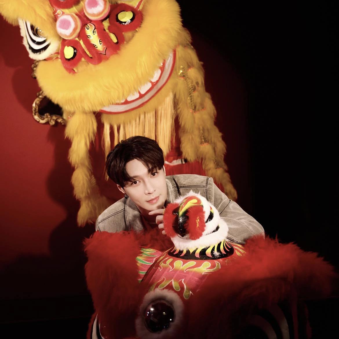 Behind-the-scenes cut of Lay (EXO)