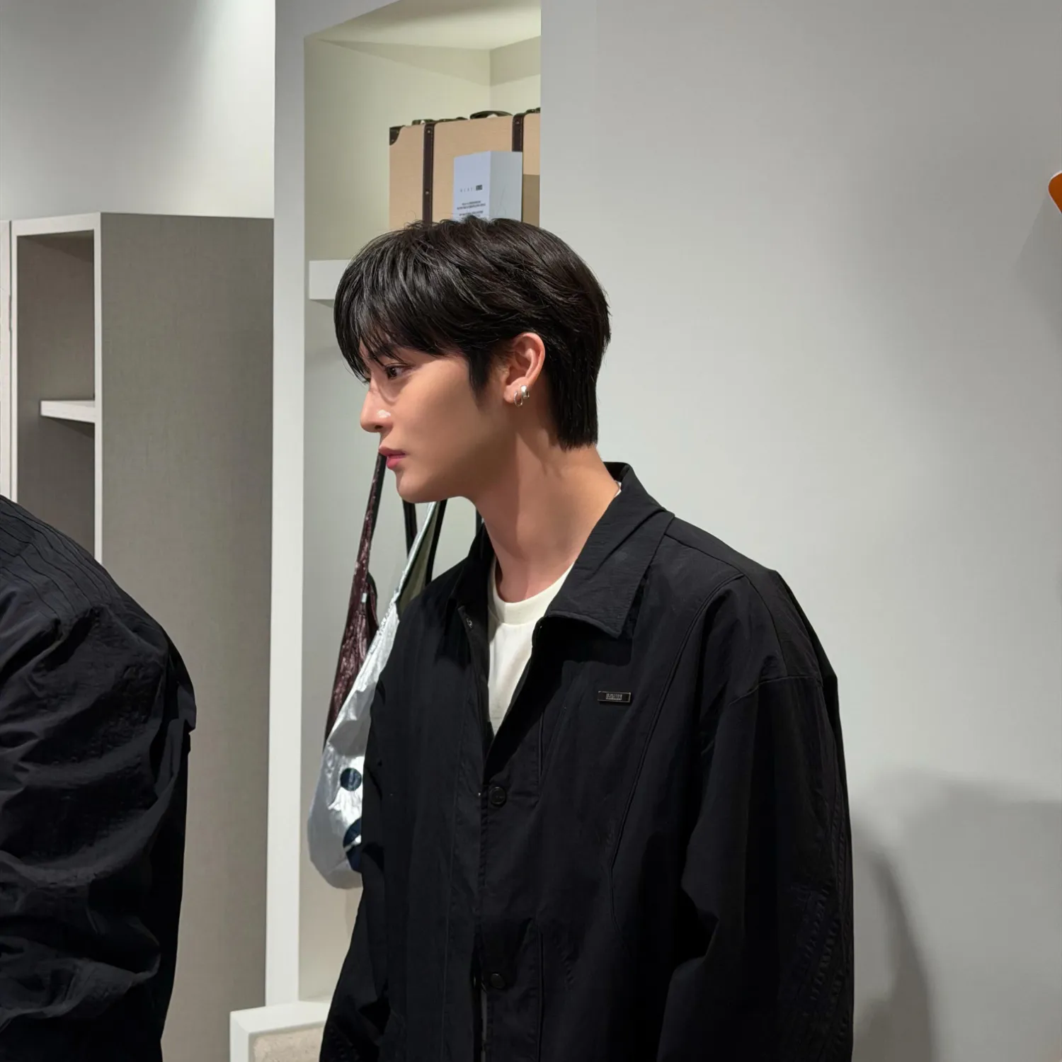 Behind-the-scenes cut of Bae Jinyoung