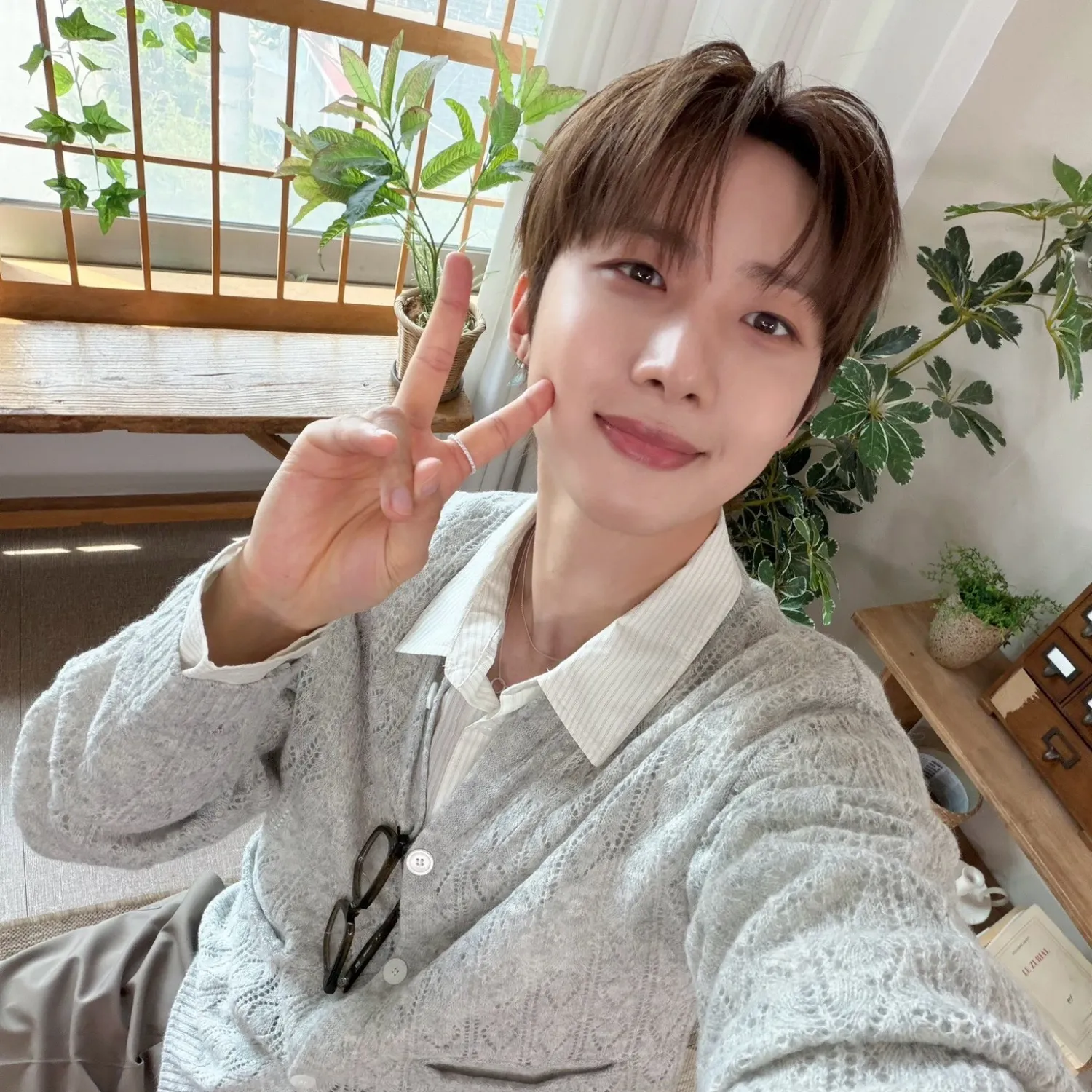 A moment captured by Hui (PENTAGON)'s fan