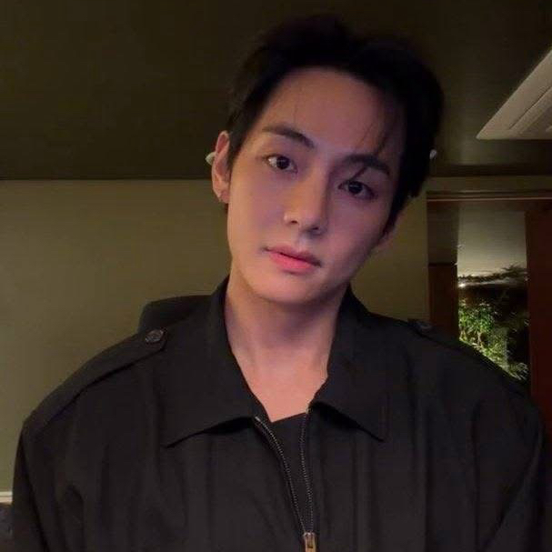 Behind-the-scenes cut of V (BTS)