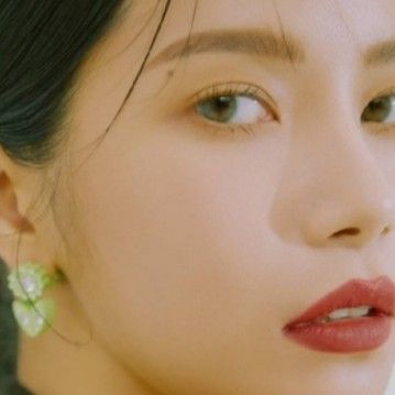 Latest photo of Solar (MAMAMOO)